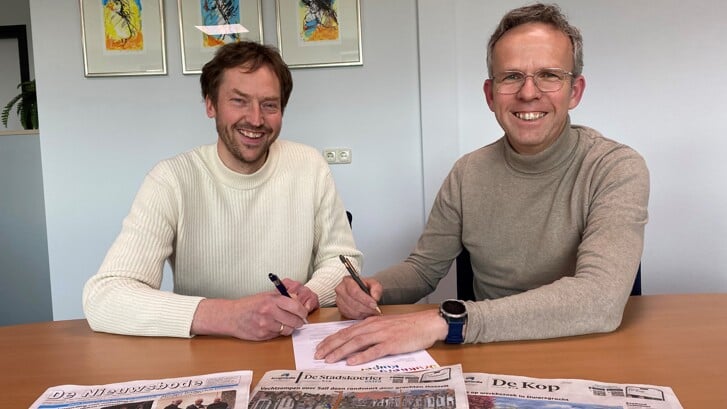 Johannes van der Stouwe (links) en Johan van der Kolk zetten hun handtekening onder de samenwerking