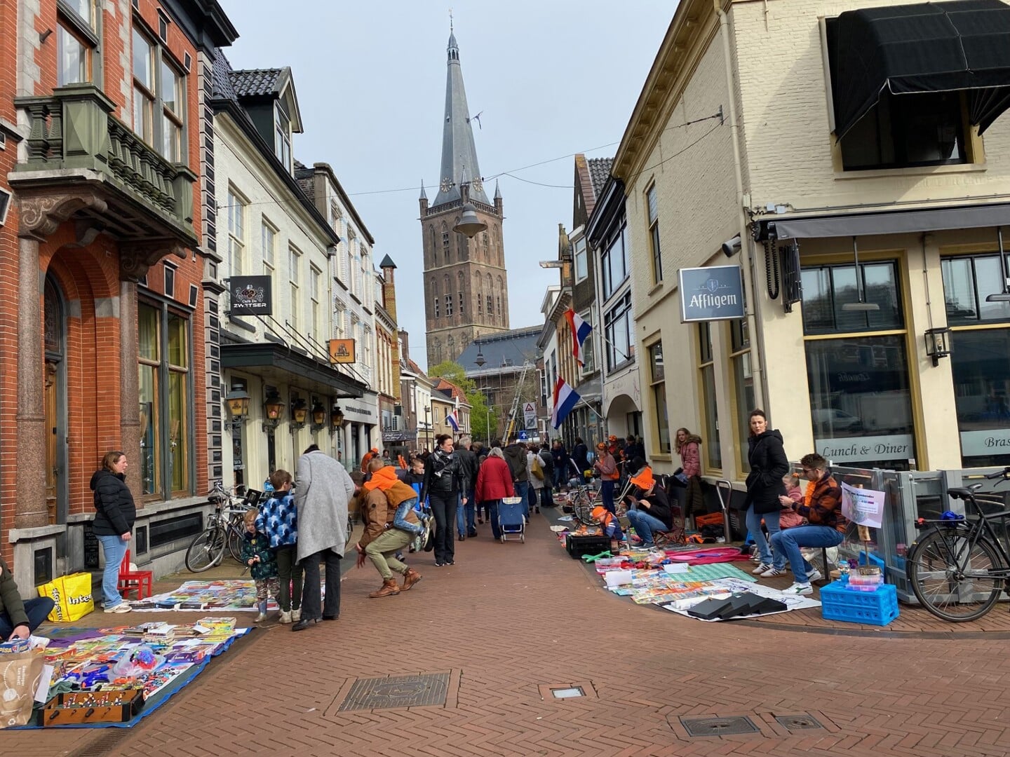 Drukte op de vrijmarkt in de Kerkstraat