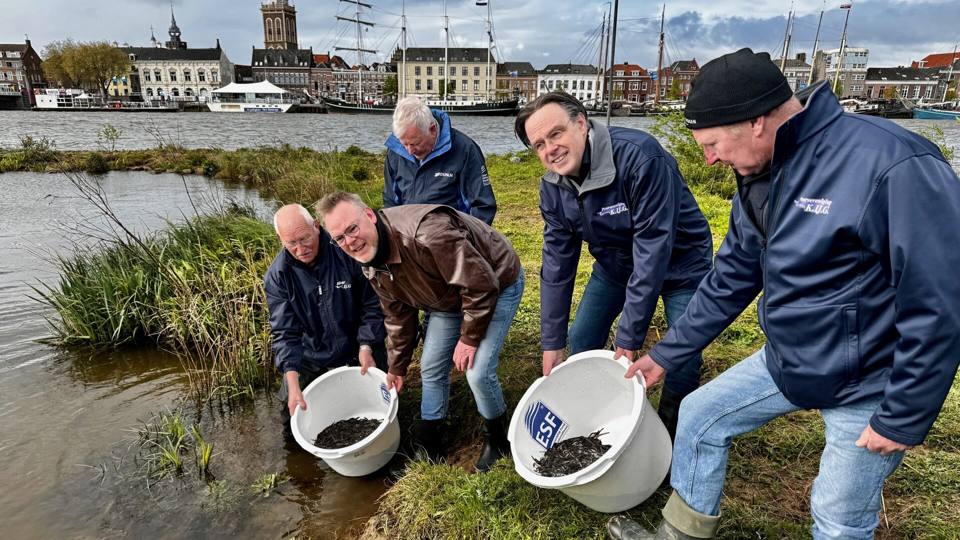 Van links naar rechts: Johan van Heerde van KIJG, wethouder Richard Boddeus, burgemeester Eddy Bilder en Henk Leidekker. Op de achtergrond voorzitter Gerrit Visscher van KIJG.