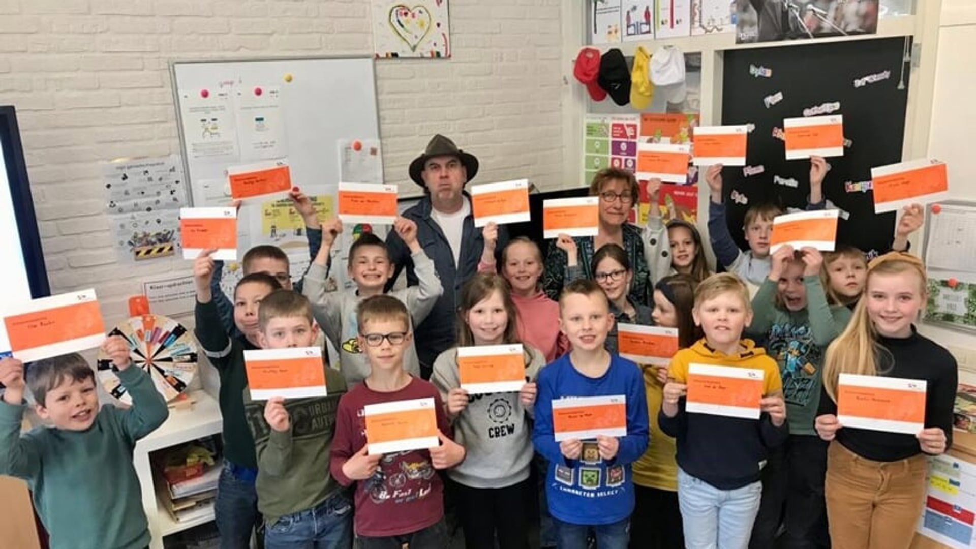 Christiaan Huygens-leerlingen met hun bridge-diploma's.