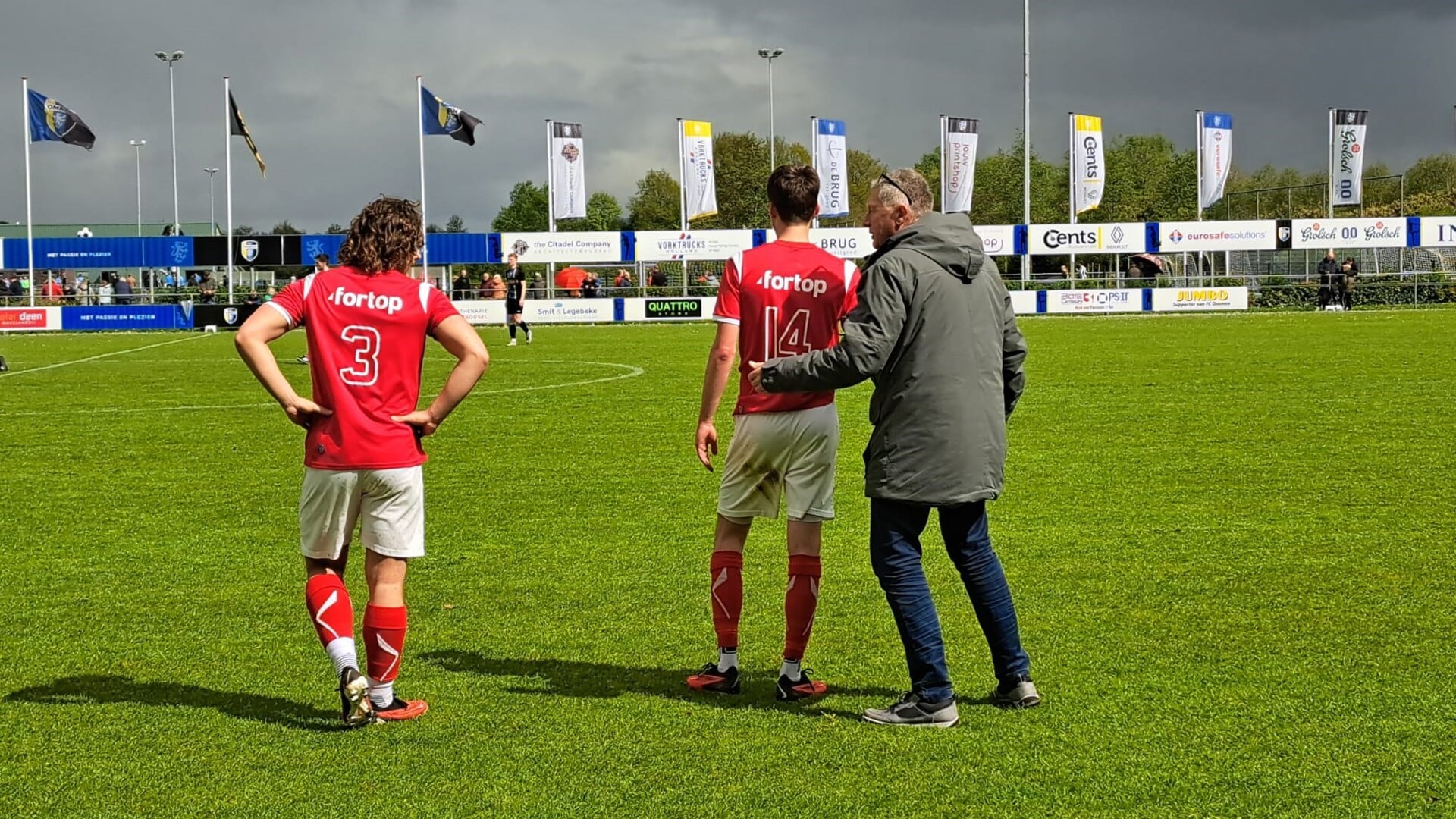 Tijdelijk trainer Bert Hendriks geeft Akkerman en Westhuis instructies.