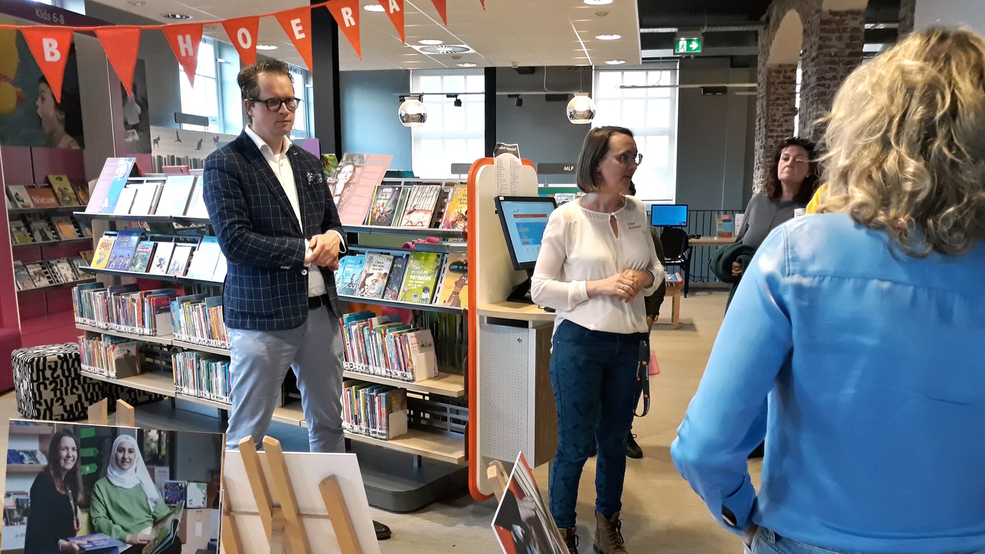 Bernard van den Belt en Esther Dekker verwelkomen de leescoördinatoren van Bibliotheek op school