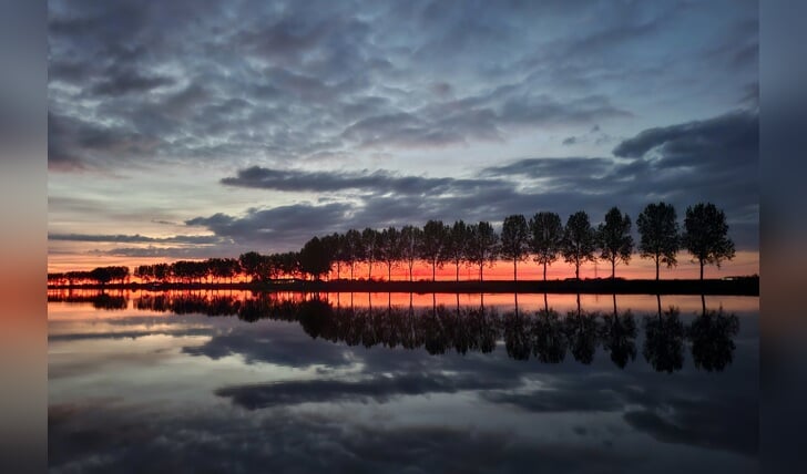 26-04-24 Grafhorst.Koningsdag werdt aangekondigd door een oranje/rode avond na zonsondergang.