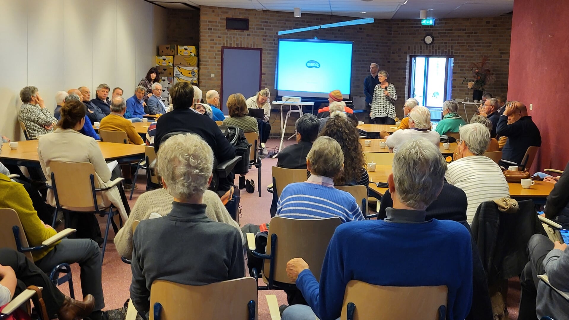 Sandra Oosterveen geeft namens de Knartrekkers in Hattem meer informatie over het concept Knarrenhof..