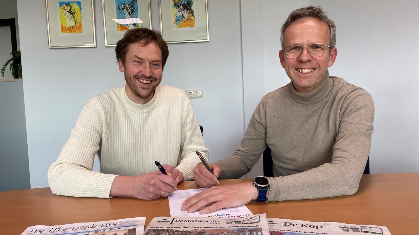 Johannes van der Stouwe en Johan van der Kolk zetten hun handtekening onder de samenwerking.