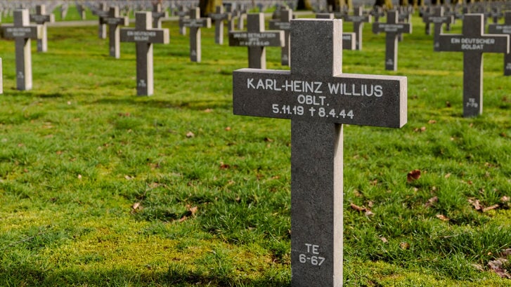 Het graf van Karl-Heinz Willius waarover Geuje vertelt.