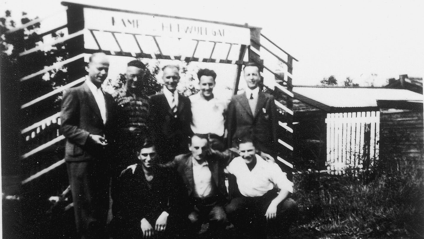 Een groep Joodse mannen bij één van de werkkampen bij Rouveen.