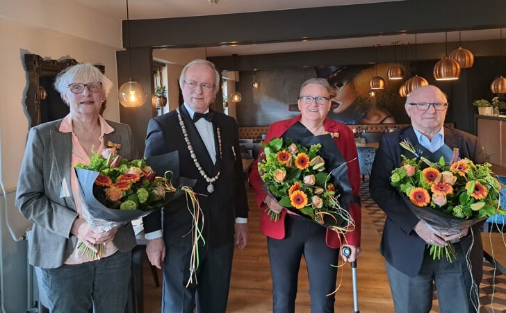 Vlnr: Rineke van der Gouwe-Metz, burgemeester Rikus Jager, Marchjee Schipper en Auke Zandstra