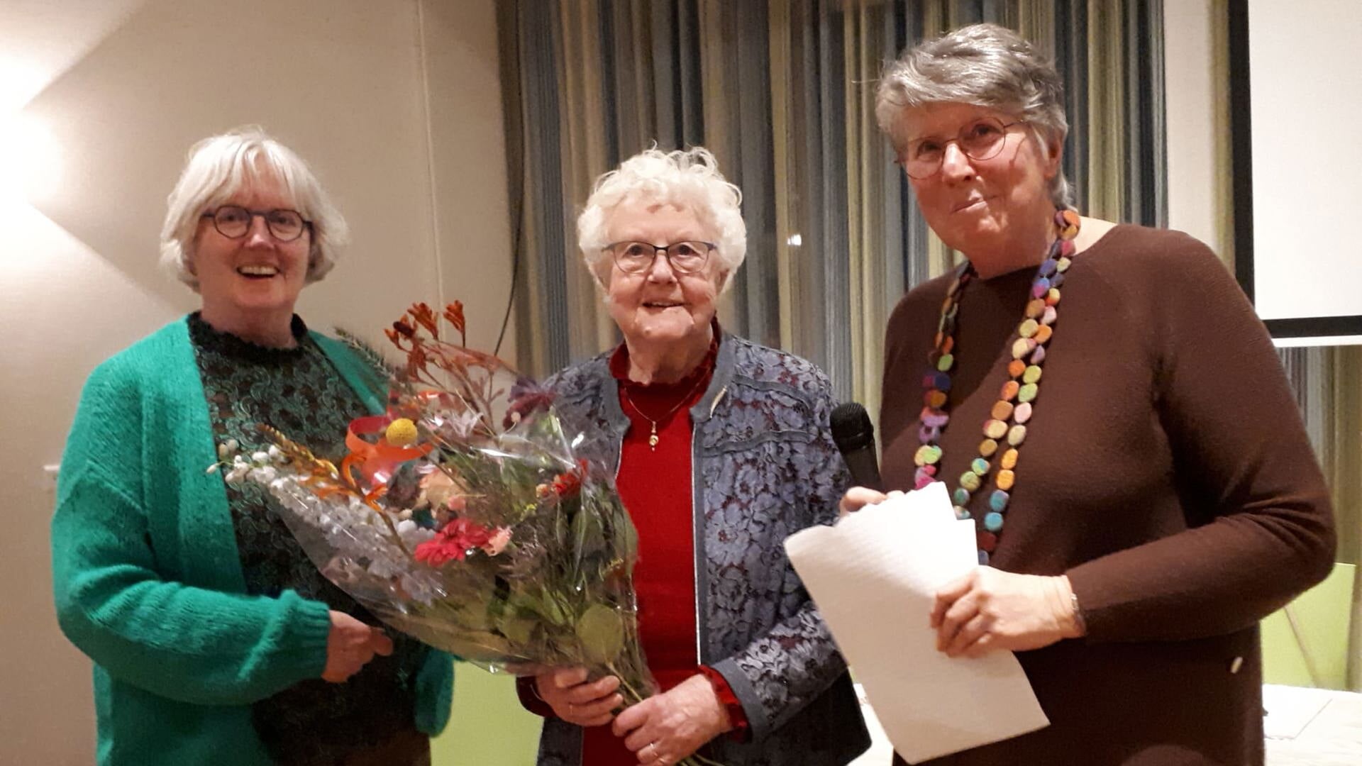 Jannie Mol bij de huldiging 65 jaar lid, Jannie Baas (links) en Marie Strating -