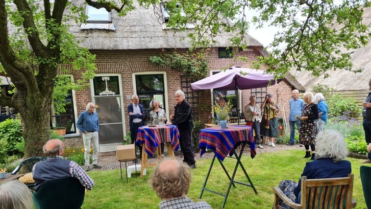 Auteur Henk de Zeeuw reikt eerste exemplaren van het boek ‘In liefde bloeiende’ uit aan Maja Eckhardt en Bertus Halfwerk tijdens de boekpresentatie op 9 mei 2024 
