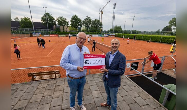Wethouder Bas Wonink (rechts) overhandigt de cheque van het Kamper Sportakkoord aan IJTC-voorzitter Hans Hullegie
