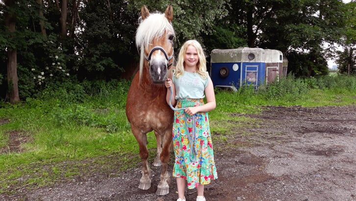 Emilia met het nieuwe SAP-paard Macy