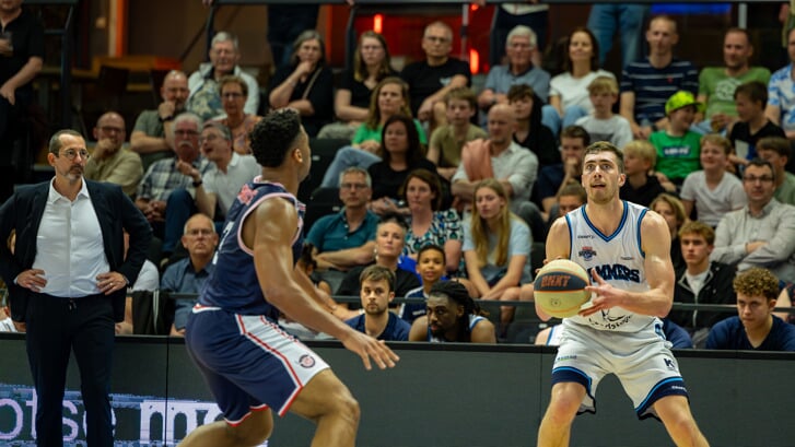 Coen Stolk heeft alleen oog voor de basket in het duel tegen RSW Liège Basket.