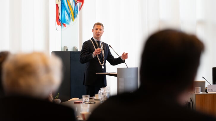 In zijn toespraak benoemt burgemeester Jouke Spoelstra het belang van de moedertaal