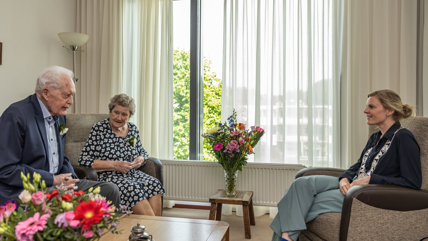 Het echtpaar van der Laan – Coenrades is 70 jaar getrouwd. Locoburgemeester Dorrit de Jong was op bezoek om ze persoonlijk te feliciteren