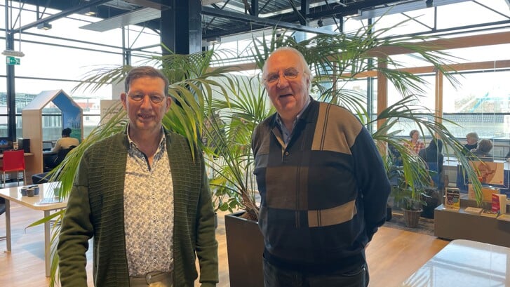Arie Arkenbout (links) en Hans van Vliet van de Seniorenbond.