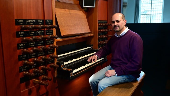 Organist Manel Tomadin.