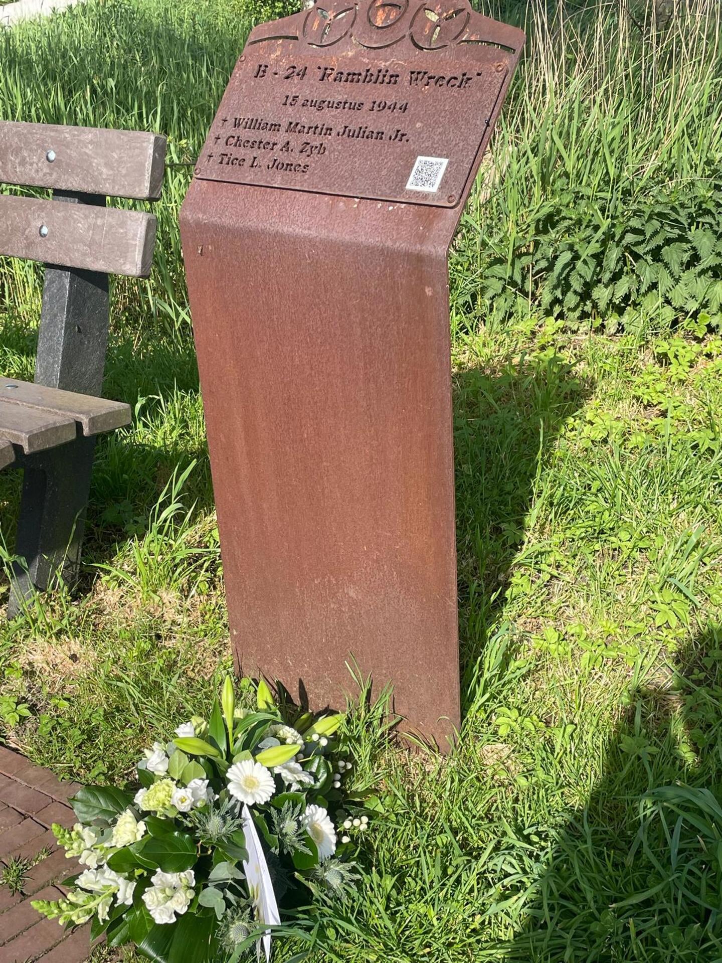 Bloemen bij het monument van de omgekomen vliegeniers