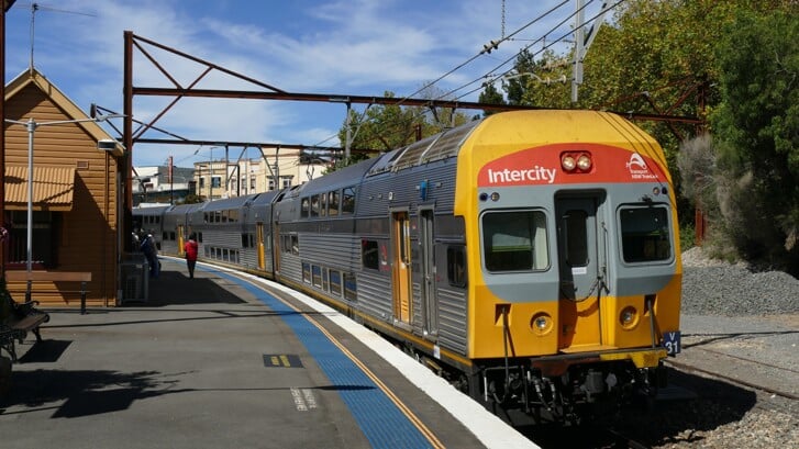 Intercitytrein uit Sydney na aankomst in Katoomba op 11 april 2016. 