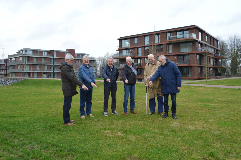 De bewoners wijzen de plek aan waar het beeldje moet komen.