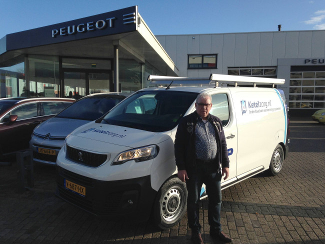 Winus Bos bedrijfsleider van ketelzorg Kampen neemt hier de nieuwe service bus van AutoPalace in ontvangst.