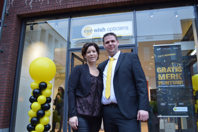 Cora en Wouter Sissing voor de nieuwe winkel in Dronten.