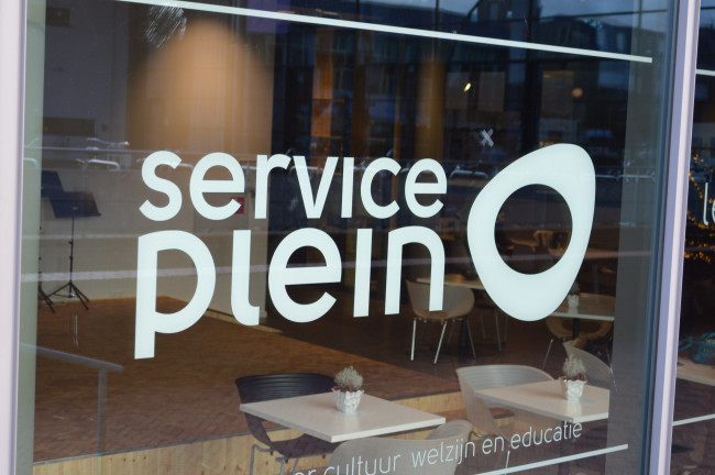 Nico Dijkshoorn bij opening serviceplein De Meerpaal