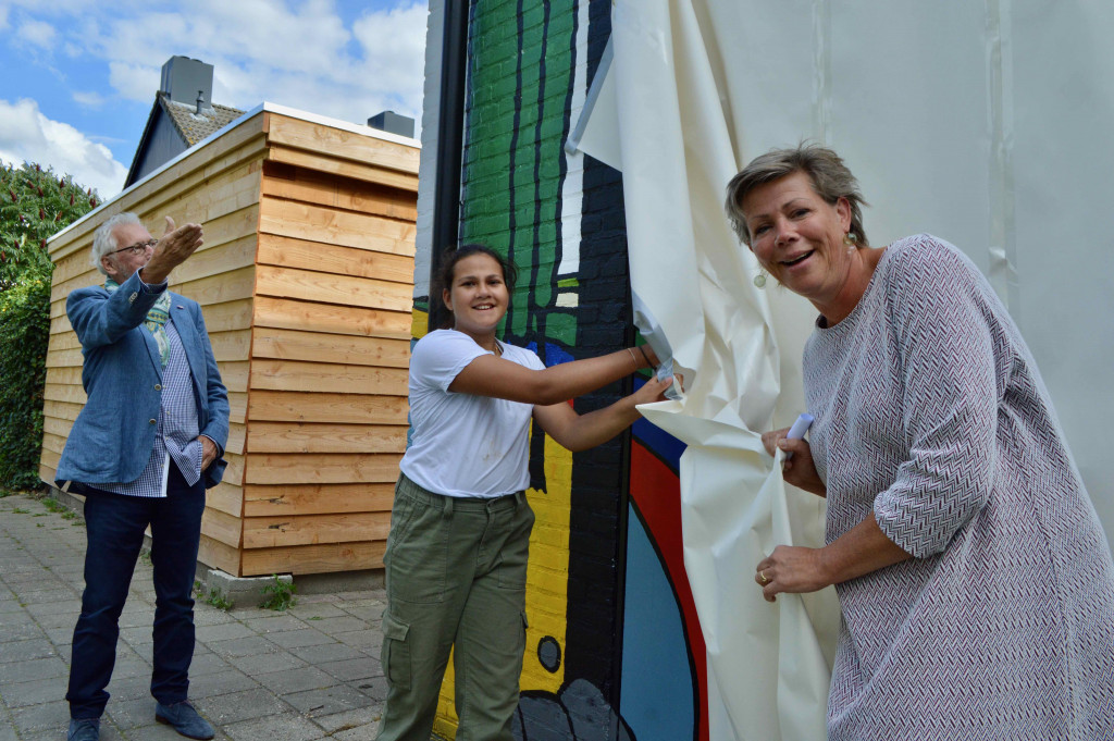 Shariesa (midden) onthulpt het kunstwerk., https://brugnieuws.nl/uploads/553739fca3570341ec9d2332fb14616ad1246f31.jpg