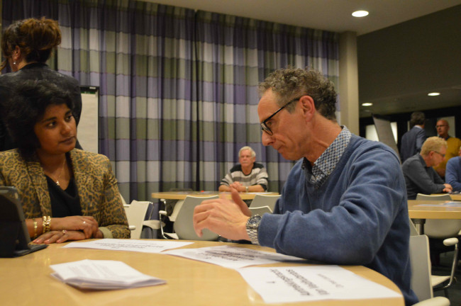 Jan Leusink (rechts) bespreekt zijn plannen met wethouder Irene Korting.