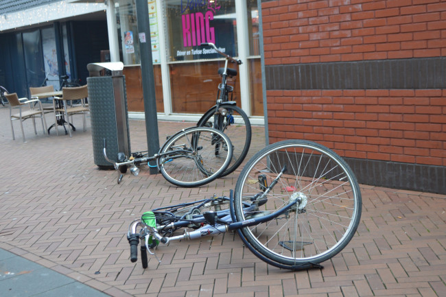 Fietsen in winkelcentrum Suydersee.
