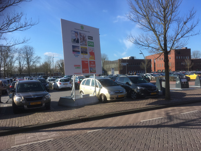Verkiezingsbord bij winkelcentrum Suydersee.