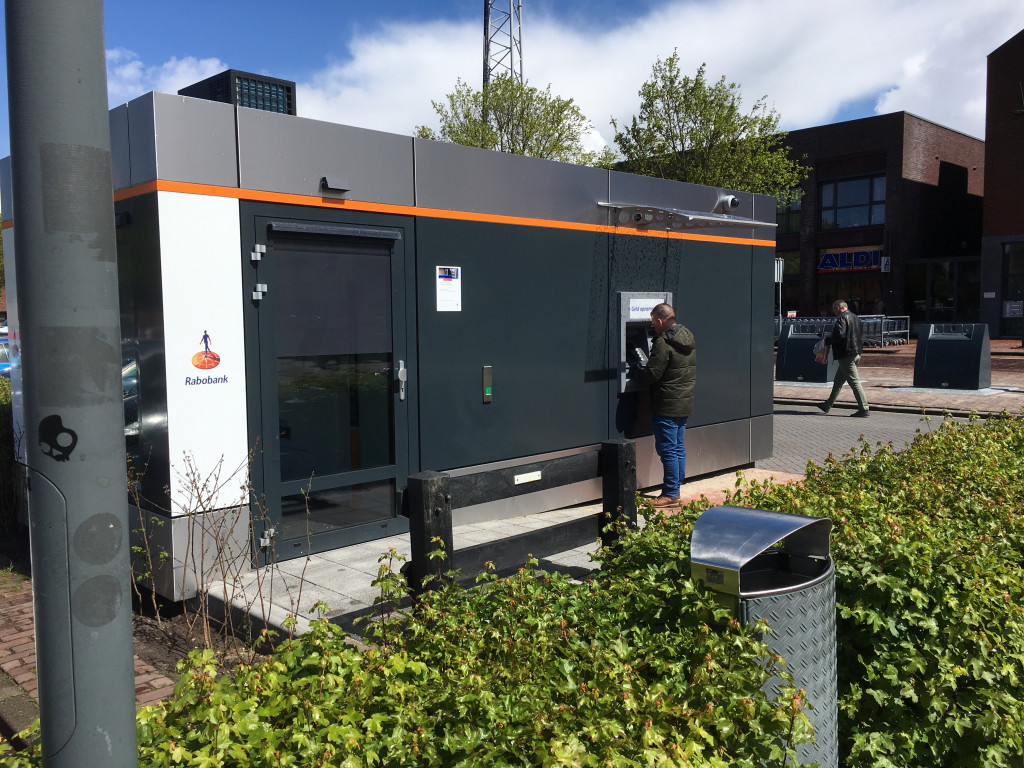 Rabobank wil pinautomaat aan De Bolder 180 graden draaien in verband met lichtinval