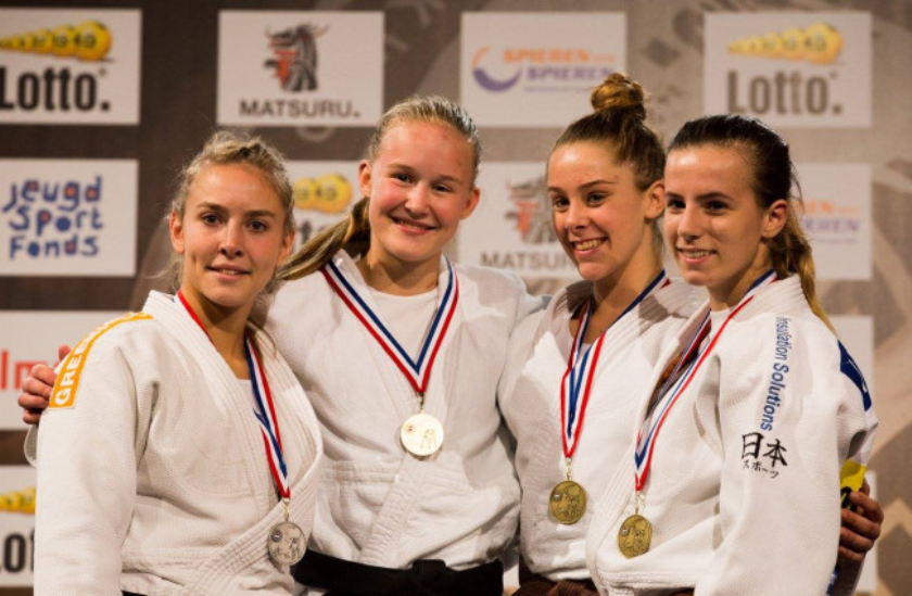 Het podium met Paula Borgonje., https://brugnieuws.nl/uploads/b05cc05c19077295f3001f7b5aa3cb809aef1ed3.jpeg