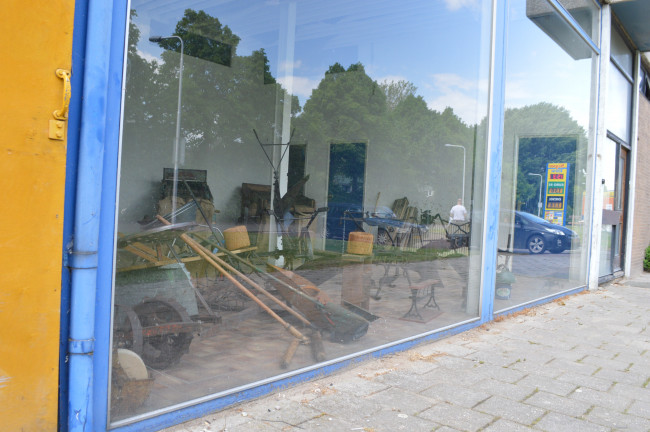  Het Mechanisch Erfgoed Centrum uit Dronten stelt materialen ten toon in de voormalige trekkershowroom. 