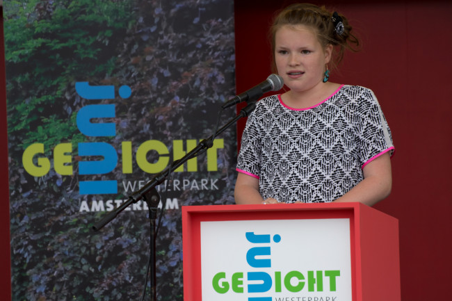 Pien van Keulen draagt voor in Amsterdam.