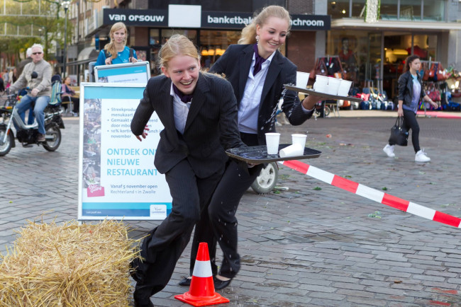 Studenten houden ludieke kelnerrace