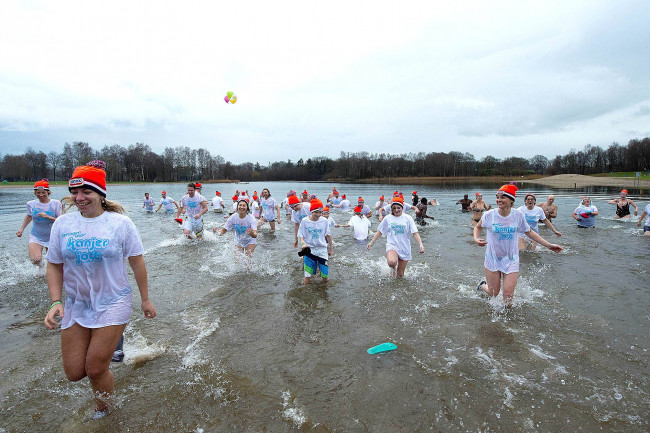 Vijftig ‘Nieuwjaarsduikers’ de Wijthmenerplas in voor Jort