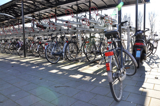 Gemeente en Prorail plaatsen meer fietsrekken aan zuidzijde station 