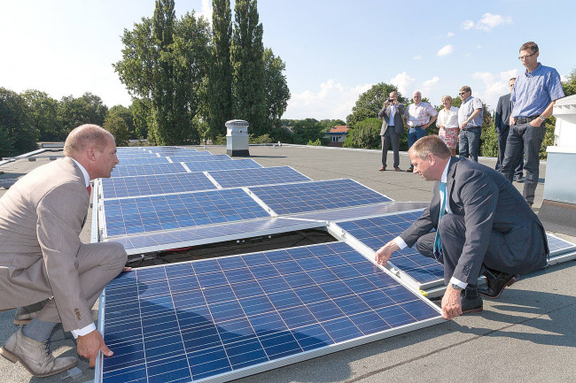 Wethouder en gedeputeerde plaatsen laatste zonnepaneel