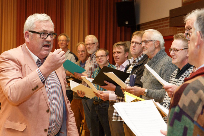 Ernst Daniël Smit reikt certificaten uit aan koorzangers