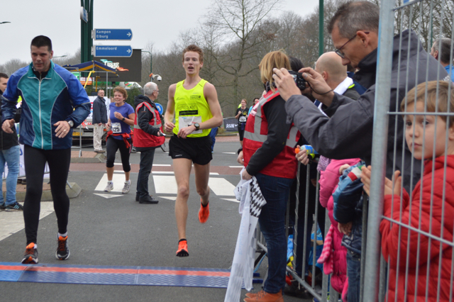 Joeri Wolf komt als derde over de finish.