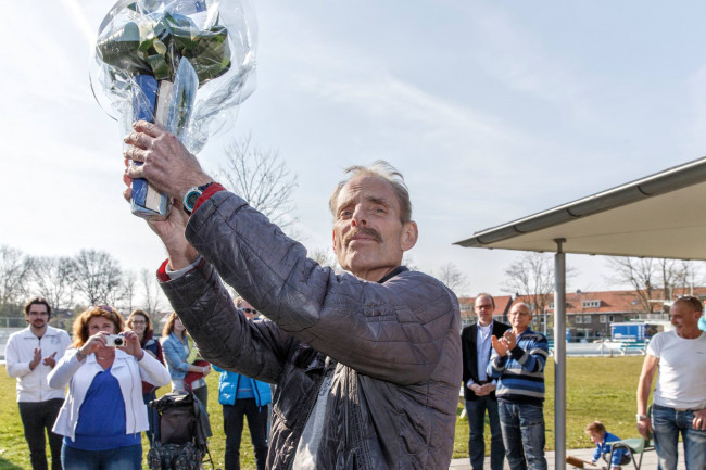 Openluchtbad-strijder Ron van den Berg krijgt waardering van wethouder Piek