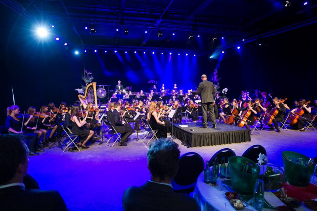 Orkest Vuurvogel zwaait thuisblijvers uit