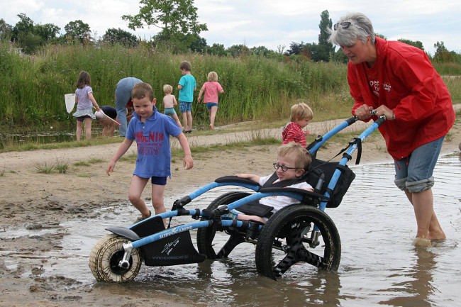 Kinderen van de Twijn testen speeltuin in het nieuwe Park Schellerdriehoek