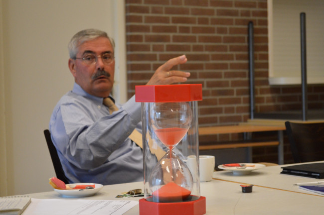 De minister staat volgens Aat de Jonge onder grote tijdsdruk.