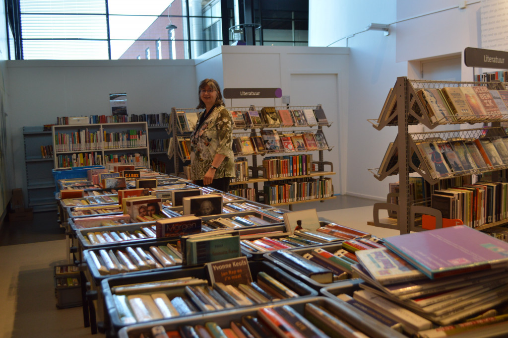 Boekenverkoop in bibliotheek Dronten.