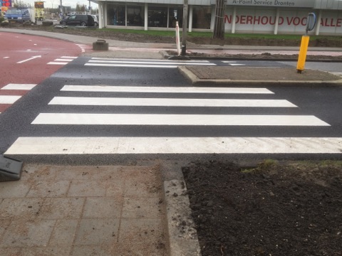 Het nieuwe zebrapad bij De Noord / Oeverloper.