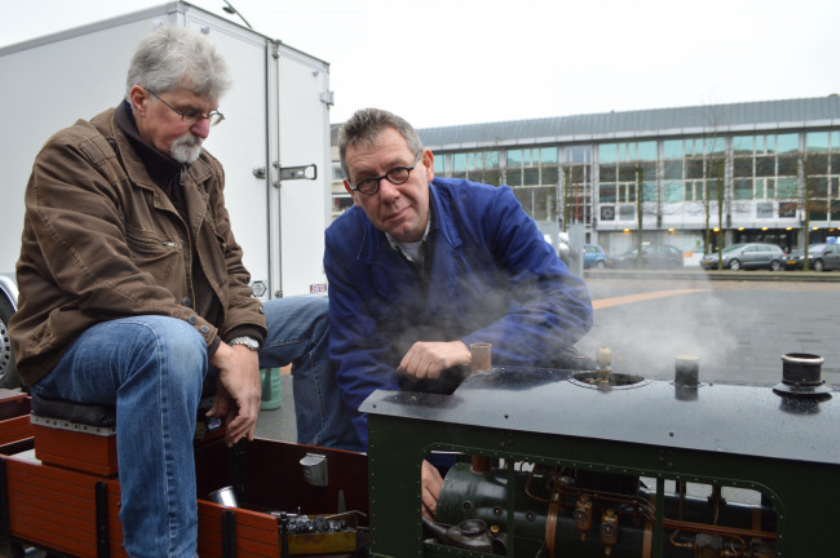 Martin Verbeek (rechts) bij zijn stoomtrein op het Redeplein., https://brugnieuws.nl/uploads/0180103a995ab1d26bc89e2ad67997dc24f2c797.jpeg