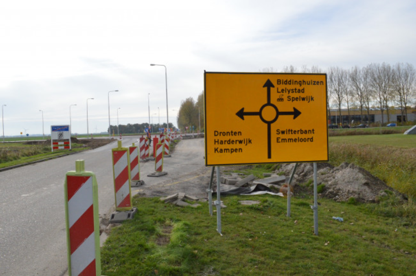 Het verkeer moet gedurende een maand de nieuwe rotonde gebruiken.