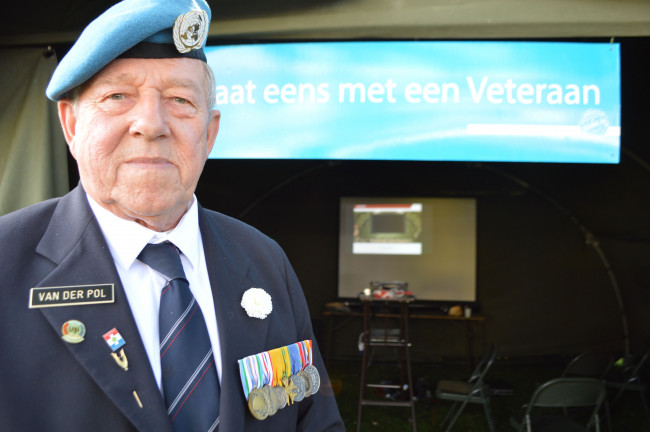 Rob van der Pol voor de tent in Swifterbant.